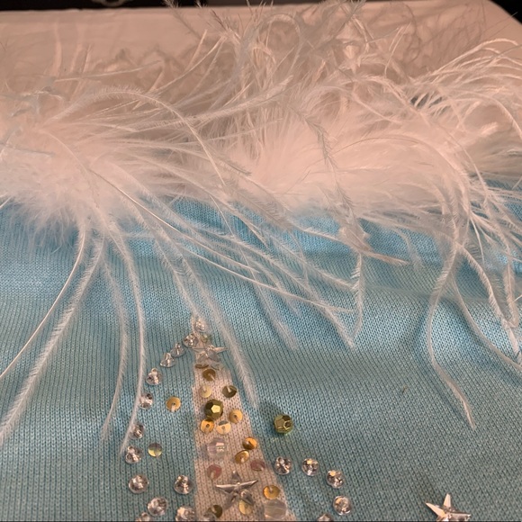 Gorgeous Christmas sweater with feathery collar - Picture 4 of 11